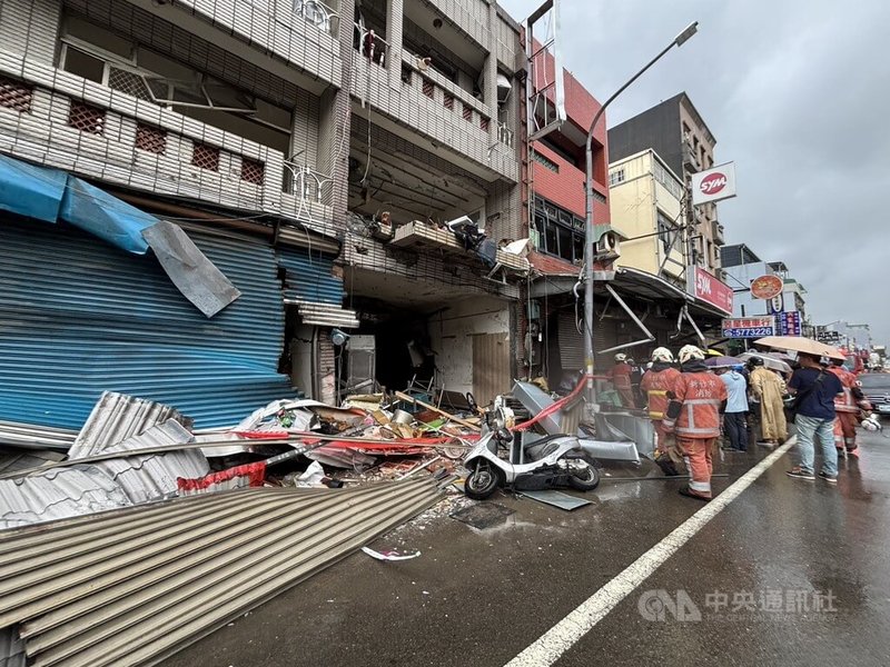 新竹市高翠路上民宅9日發生爆炸釀2死，事故現場可見多處民宅鐵捲門遭強烈衝擊變形，建築物牆面受損嚴重，警方已拉起封鎖線，進行後續處置。中央社記者郭宣彣攝　115年6月9日