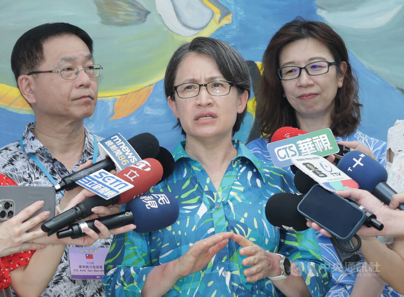 副總統蕭美琴（中）出訪友邦帛琉，9日上午由外交部次長葛葆萱（左）、衛福部次長林靜儀（右）陪同受訪表示，這兩天看到馬太鞍溪的工地主任獲救之外，也非常遺憾看到新竹發生氣爆事件，以及有多處淹水。她知道，對國人來講都是很心痛的，也特別謝謝所有第一線急救救護人員的投入。中央社記者裴禛攝 115年6月9日