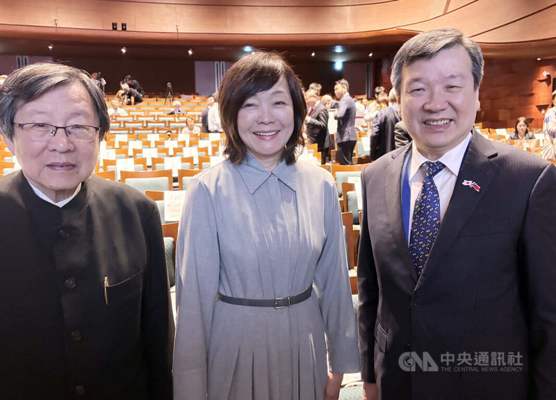 由台灣國立政治大學安倍晉三研究中心主辦的「安倍晉三與現代日本研究國際論壇」9日在東京舉行。安倍晉三夫人安倍昭惠(中)、總統府資政邱義仁(左)與駐日代表李逸洋合影。中央社記者戴雅真東京攝 115年6月9日