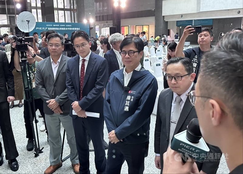 高雄市長陳其邁（前左3）9日出席PIER F棧叁庫新進企業進駐合作意向簽署儀式，會後與經發局長廖泰翔（前左2）等人一同參訪進駐廠商攤位。中央社記者林巧璉攝　115年6月9日