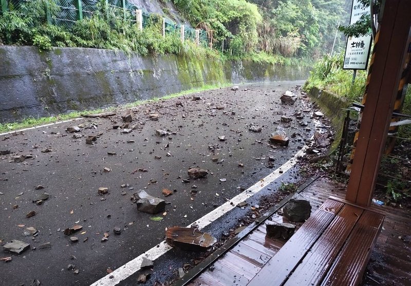 苗栗縣泰安鄉象鼻村大安道吊橋路段，9日上午因大雨出現落石，雙向交通一度受阻。（象鼻村長楊惠福提供）中央社記者管瑞平傳真　115年6月9日