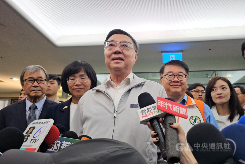 行政院長卓榮泰（前中）9日訪視新莊聯合辦公大樓各進駐機關員工子女非營利幼兒園，受訪時對立法院延會一事表示，國會開會很重要，應該是要保護國家、保護人民，「萬事莫如預算急」。中央社記者王鴻國攝　115年6月9日