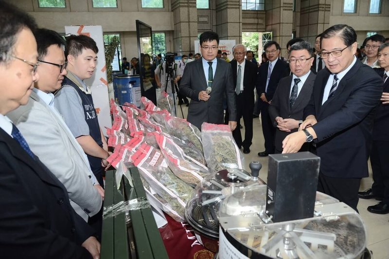 橋頭地檢署檢察官李侃穎（後排持麥克風者）偵破跨境空運大量依托咪酯走私案，及大型大麻栽種製造工廠案，榮獲行政院頒發「安居緝毒專案有功人員」獎項。（橋頭地檢署提供）中央社記者張已亷傳真　115年6月9日