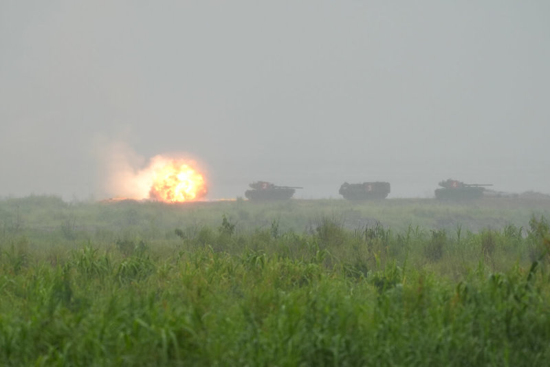 陸軍第十軍團9日實施拖式飛彈2A實彈射擊,飛彈成功命中靶車引發劇烈火光。(陸軍第十軍團提供)中央社記者吳書緯傳真 115年6月9日