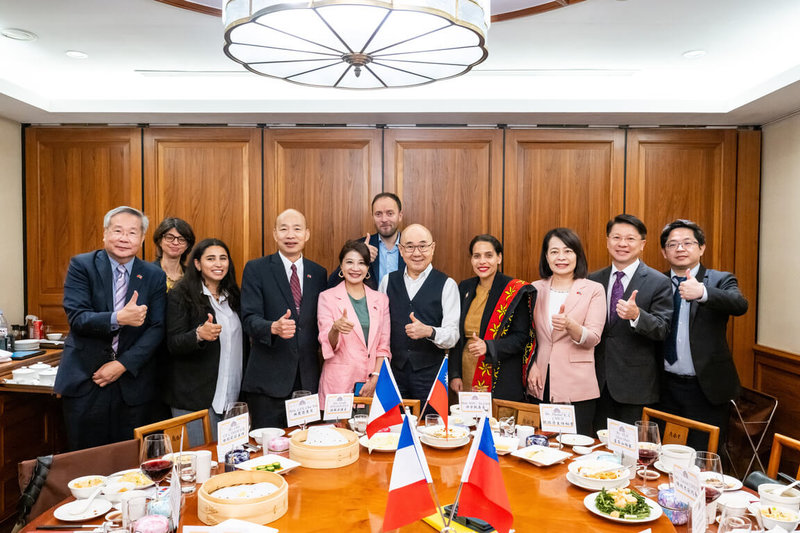 立法院長韓國瑜9日款宴法國國民議會外交委員會書記游蘇法（Estelle Youssouffa）（右4）訪團一行3人。（立法院提供）中央社記者劉冠廷傳真　115年6月9日