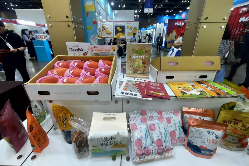 台南市政府集結8家優質廠商參加2026韓國首爾國際食品展，台南館開幕活動9日舉行，展出產品內容豐富多元。（台南市政府提供）中央社記者楊思瑞台南傳真　115年6月9日