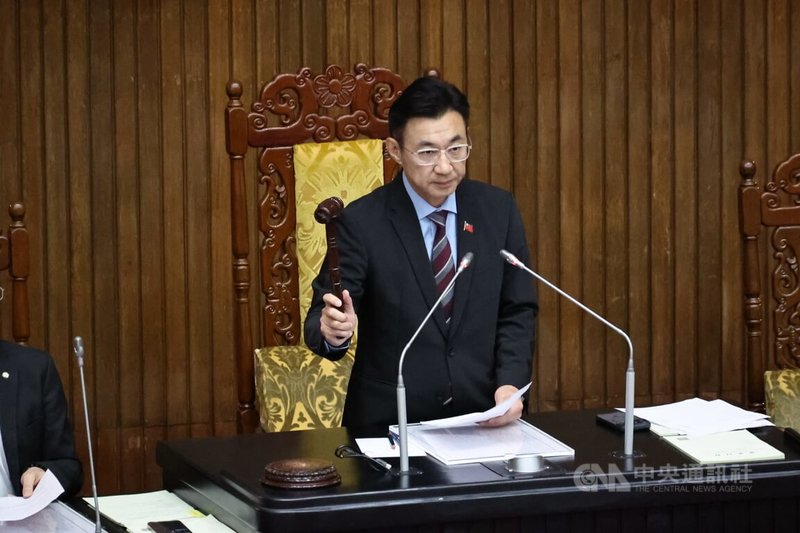 立法院會9日三讀通過修正「市區道路條例」第23條，將「汽車燃料使用費」改為「公路使用養護安全管理費」。圖為立法院副院長江啟臣敲槌。中央社記者趙世勳攝　115年6月9日