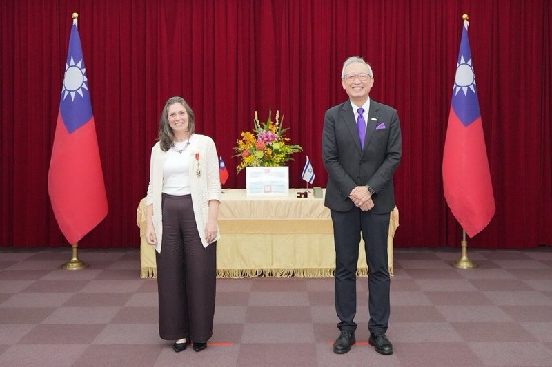 外交部政務次長吳志中（右）9日頒贈駐台北以色列經濟文化辦事處代表游瑪雅（Maya Yaron，左）「睦誼外交獎章」。（外交部提供）中央社記者楊堯茹傳真　115年6月9日