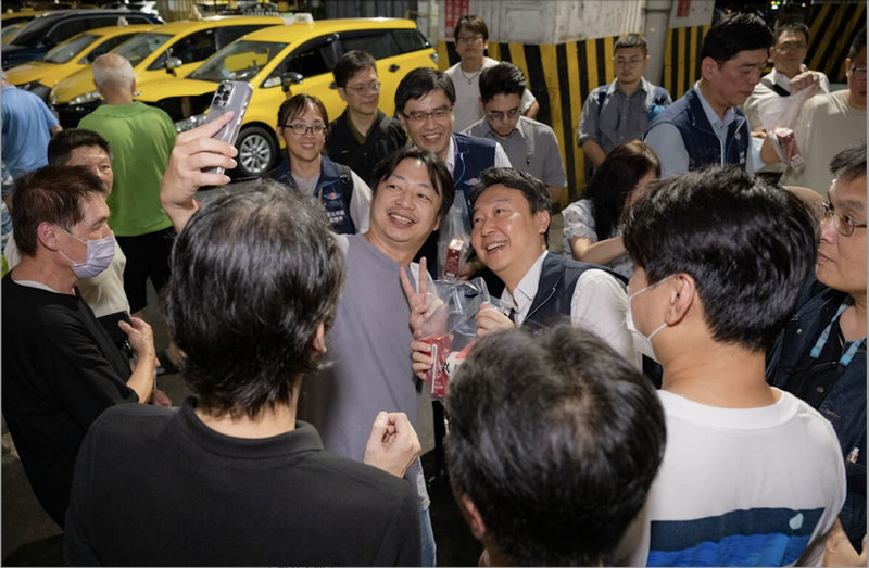 交通部長陳世凱(中右)8日晚間前往台北市建國計程車服務站慰勉站內人員與駕駛辛勞。(交通部提供)中央社記者余曉涵傳真 115年6月9日