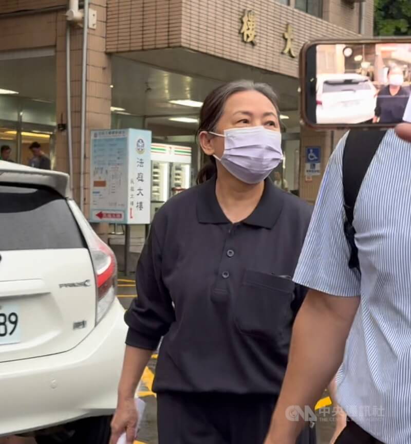 陸配徐春鶯涉與中共人士往來並匯報國內政情等，依反滲透法等罪起訴，新北地方法院9日辯論終結，庭末裁定以新台幣200萬元交保。徐春鶯（中）晚間辦保後步出法院。中央社記者曹亞沿攝　115年6月9日