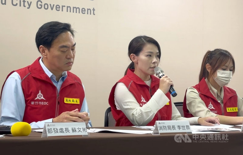 新竹市高翠路9日發生爆炸事故,造成2人死亡,初步研判為液化石油氣瓦斯桶或管線破裂洩漏。竹市府下午舉行記者會說明,市長高虹安(中)、消防局長李世恭(左)等人出席。中央社記者郭宣彣攝 115年6月9日