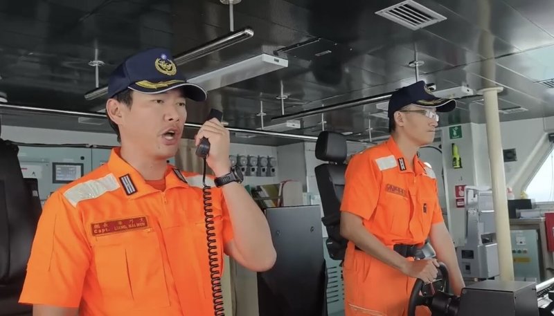 海巡署9日表示，中國5艘公務船對3艘航經商貨輪假冒管轄權廣播詢問，被海巡艦艇嚴正警告。（海巡署提供）中央社記者黃麗芸傳真　115年6月9日