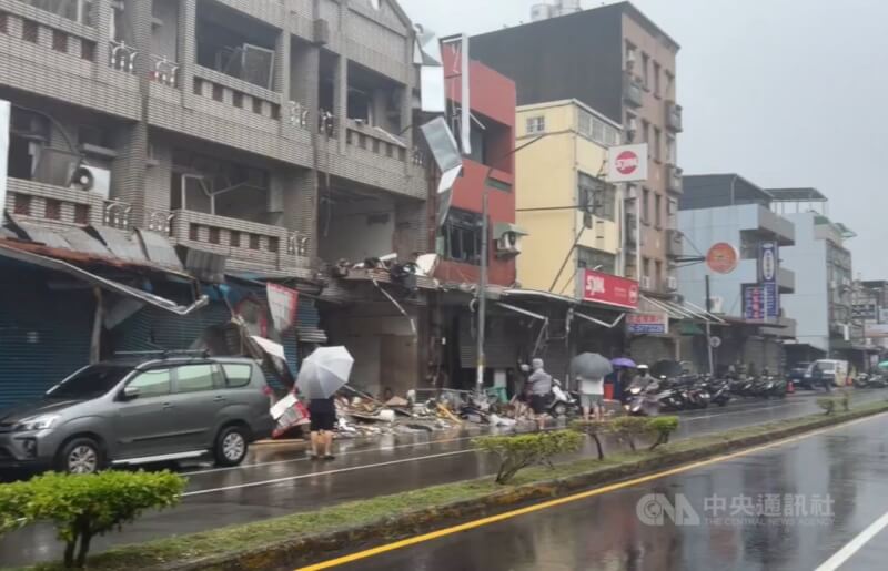 新竹市消防局表示，高翠路住宅9日發生疑氣爆事故，初步研判為瓦斯氣爆，現場可見建物外牆及窗戶嚴重毀損，道路滿布磚塊、鐵皮及玻璃等碎片，多輛停放路旁車輛受波及。中央社記者郭宣彣攝　115年6月9日