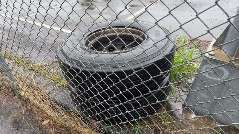 一輛營業半聯結車9日上午行經國道3號南下苗栗縣苑裡路段，其中1組輪胎突然脫落，先後擊中2部車輛，造成3人受傷，其中1人重傷昏迷。（警方提供）中央社記者管瑞平傳真　115年6月9日
