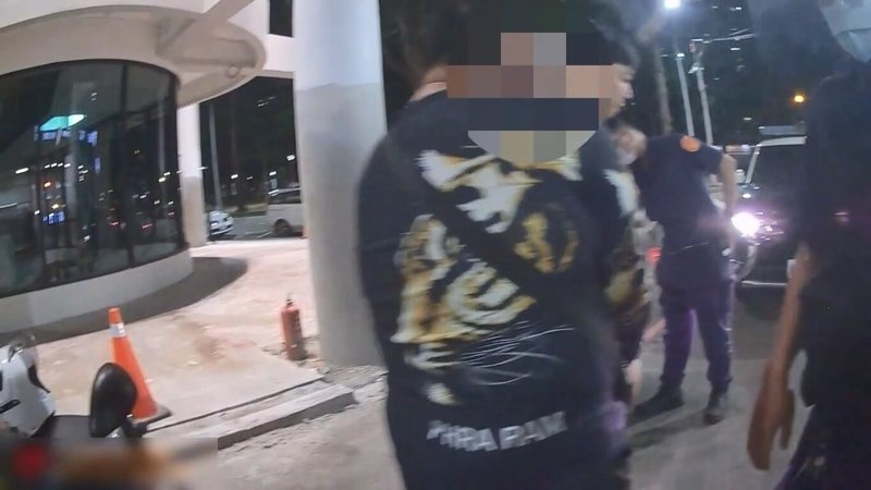 高雄江姓男子騎車連續違規遭鼓山警方攔查，經唾液毒品快篩檢測陽性，警方當場逮捕，查扣毒品安非他命。全案依毒品、公共危險等罪送辦，江男經高雄地院裁定羈押。（高雄鼓山警分局提供）中央社記者洪學廣傳真　115年6月9日