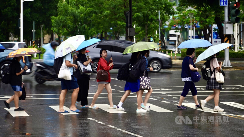 交通部中央氣象署9日說，滯留鋒面及西南氣流影響，易有短延時強降雨，其中高雄市與屏東縣須留意大豪雨。圖為高雄前鎮區出現雨勢，民眾撐傘走在街頭。中央社記者董俊志攝　115年6月9日