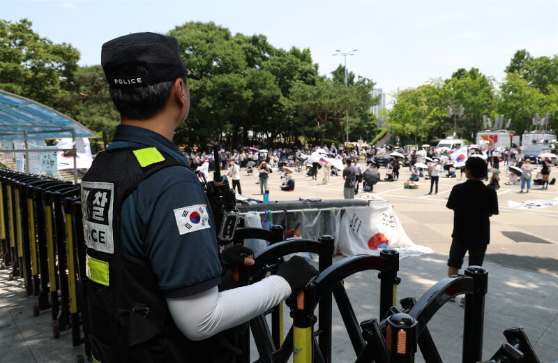 韓國上週舉行地方選舉，因部分投票所選票短缺引發抗議，示威者9日持續在首爾一處計票設施外集會，要求重新選舉。（韓聯社）