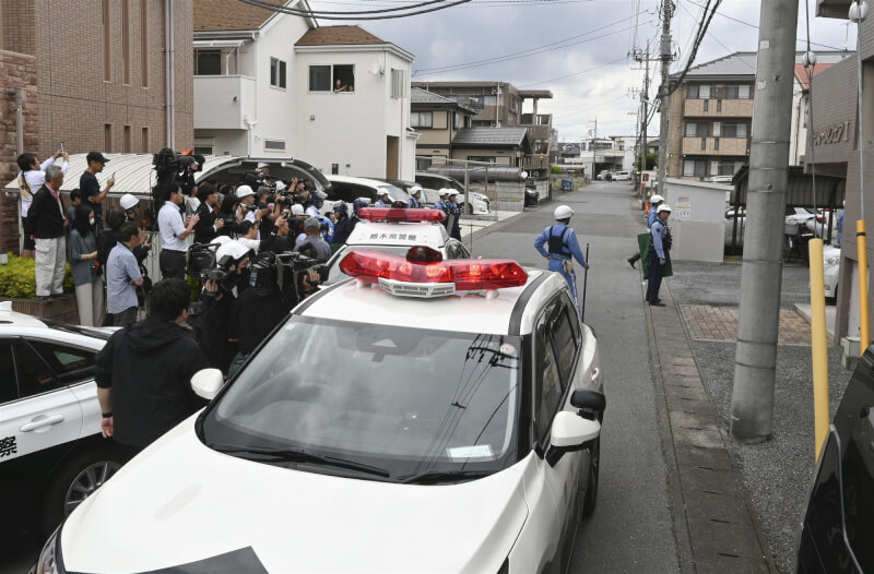 日本栃木縣宇都宮市熊出沒，9日下午在民宅用地內捕獲。（共同社）