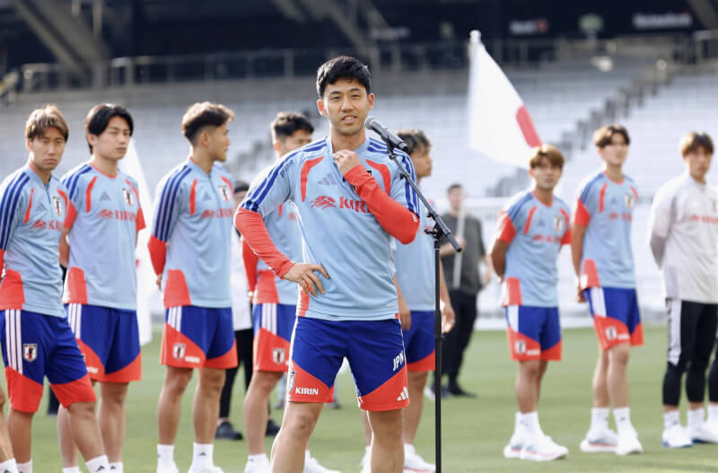 世界盃足球賽日本隊抵達美國，33歲的日本隊長遠藤航（前）參與訓練。（共同社）