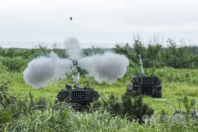 陸軍第十軍團9日在台中大甲溪出海口周邊實施重砲射擊暨新式武器換裝驗證射擊訓練，M109A2自走砲發射砲彈，噴出大量白煙。中央社記者鄭清元攝　115年6月9日