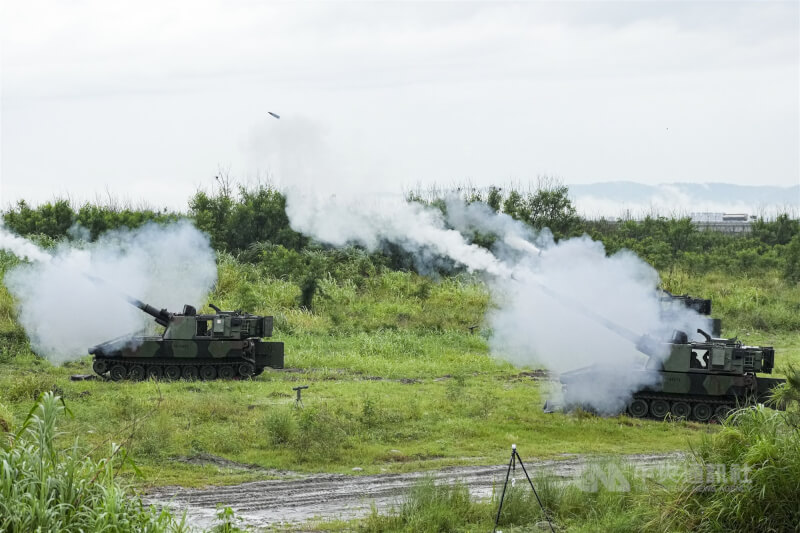 M109A2自走砲發射砲彈,煙霧瀰漫陣地。中央社記者鄭清元攝 115年6月9日