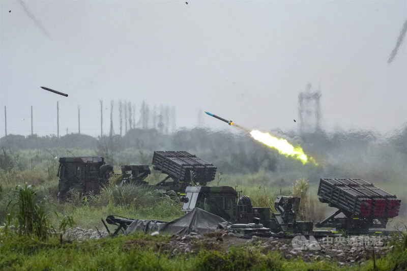 雷霆2000多管火箭系統發射時,其中1枚MK15訓練彈雖發射時從彈箱射出,但後續第二段火藥發火異常,發射後約400公尺墜地。中央社記者鄭清元攝 115年6月9日