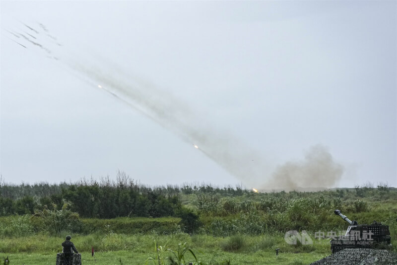 雷霆2000多管火箭系統實施實彈射擊,多枚訓練彈劃破天際。中央社記者鄭清元攝 115年6月9日