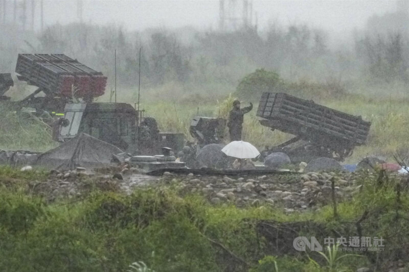 因天候不佳,射擊時程多次延後,軍方與中科院人員冒雨於雷霆2000多管火箭系統陣地進行檢整。中央社記者鄭清元攝 115年6月9日