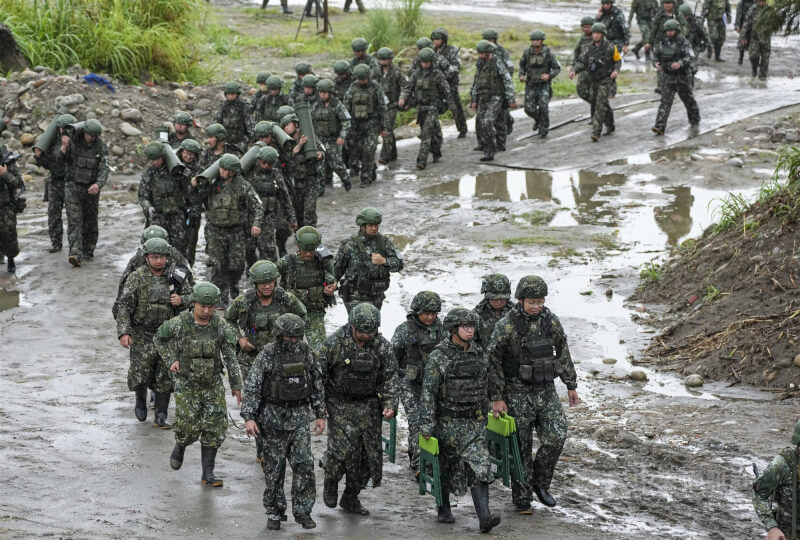 官兵在雨中集結撤離射擊陣地。中央社記者鄭清元攝 115年6月9日