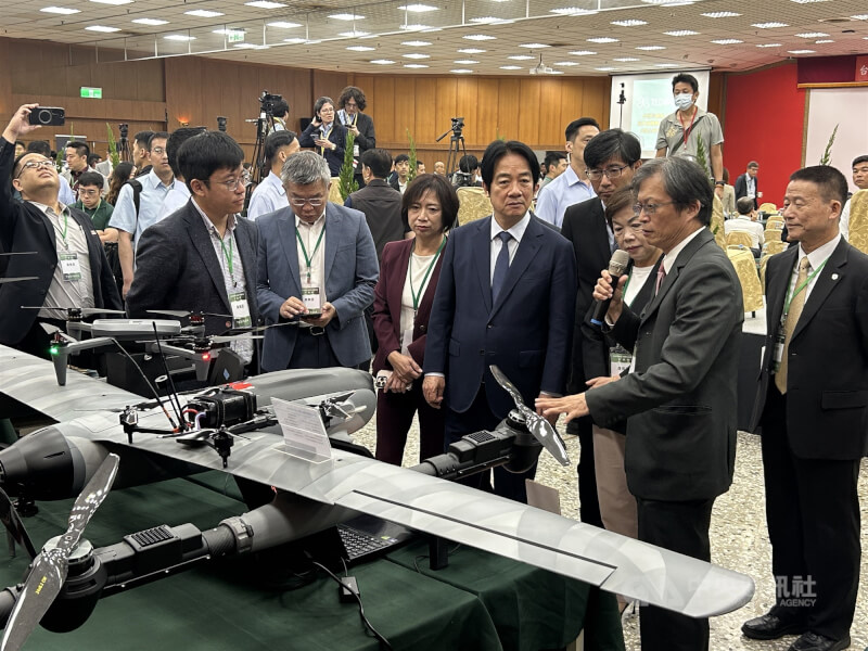 總統賴清德（前右2）9日出席台灣卓越無人機海外商機聯盟大會師，參觀台灣無人機廠商的攤位，了解無人機科技發展現況。中央社記者吳哲豪台中攝 115年6月9日