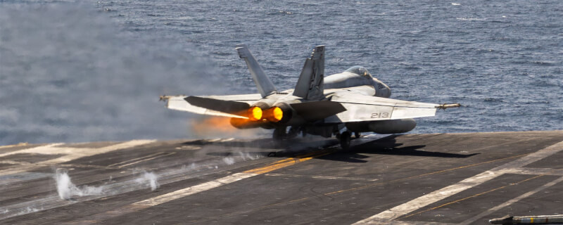 美軍中央司令部表示，美軍一架F/A-18超級大黃蜂戰機8日令一艘空載油輪失去航行能力，原因是這艘船試圖駛往伊朗港口，違反美方持續針對伊朗的封鎖措施。（圖取自x.com/CENTCOM）