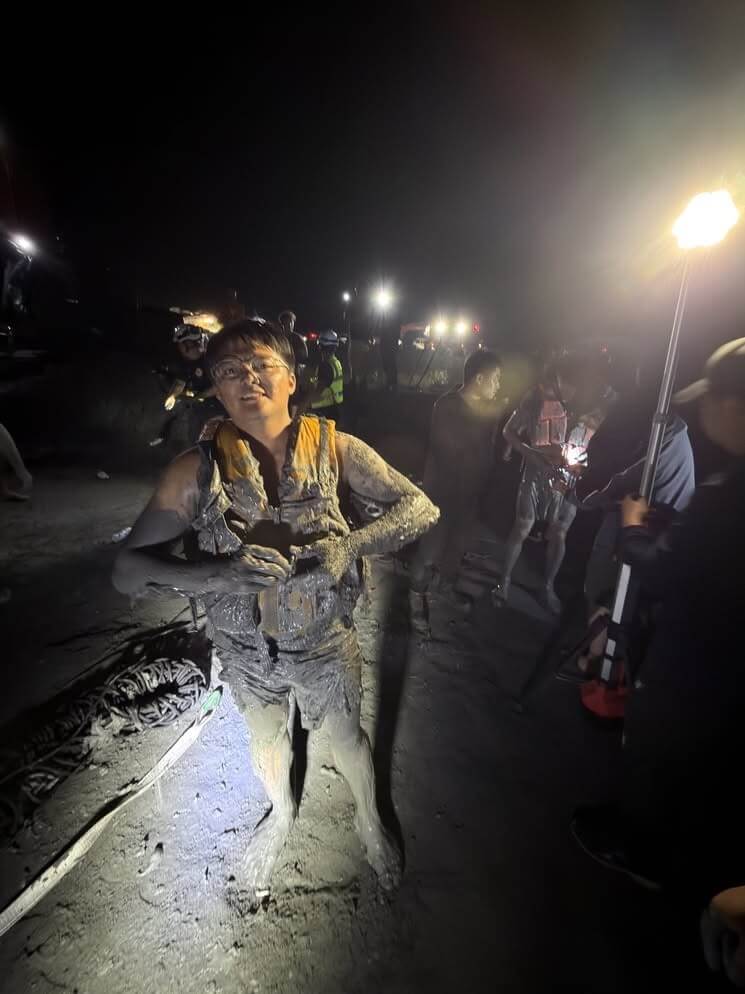 花蓮馬太鞍溪水暴漲，鄧姓工地主任8日遭洪流連人帶車沖走，9日清晨被警義消和部落族人合力救出，結束超過16小時的驚險受困歷程；參與救援的太魯閣族人林志軍形容有如挑戰天堂路。（林志軍提供）