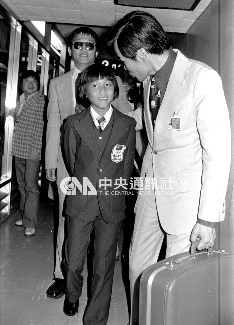 熱愛跑步的旅美長跑小將蒲仲強（前左）和父親蒲大宏博士、母親及弟弟一同返國。中央社記者馮國鏘攝　67年6月12日