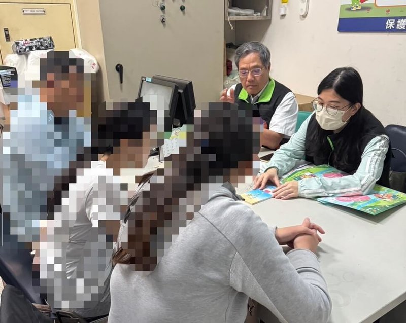 新竹市高翠路9日發生爆炸事故,1對經營雜貨店夫妻被發現時受困於2樓臥室,遭倒塌牆面壓住傷重不治,新竹地檢署啟動被害人保護機制,提供法律等協助,並調查釐清事故原因。圖為犯罪被害人保護協會新竹分會人員前往探視情形。(犯罪被害人保護協會新竹分會提供)中央社記者郭宣彣傳真 115年6月9日