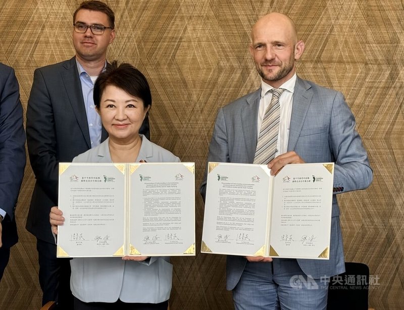 台中市長盧秀燕（左）與德國哥利茨縣長邁爾（右）9日在柏林薩克森駐聯邦代表處簽署友好交流備忘錄，雙方盼深化在產業、能源轉型、教育及文化等領域合作。中央社記者林尚縈柏林攝　115年6月10日