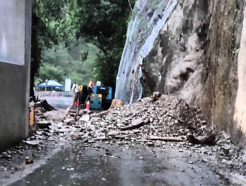 連日大雨，台東縣海端鄉台20線177K+700（利稻路段），10日清晨5時許發生邊坡坍方，雙向道路阻斷無法通行，關山工務段已派遣廠商機具進行搶災。（公路局提供）中央社記者盧太城傳真　115年6月10日