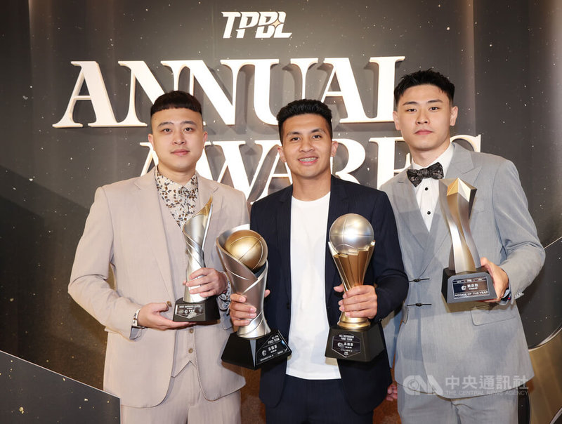 台灣職業籃球大聯盟(TPBL)年度頒獎典禮10日在台北舉行,新竹御嵿攻城獅隊收穫頗豐,包含狀元郎劉丞勳(右)奪年度新人、曾柏喻(左)獲年度進步獎以及高國豪(中)入選年度第一隊與年度防守第一隊,另外還有年度主場、年度吉祥物等獎項。中央社記者張新偉攝 115年6月10日