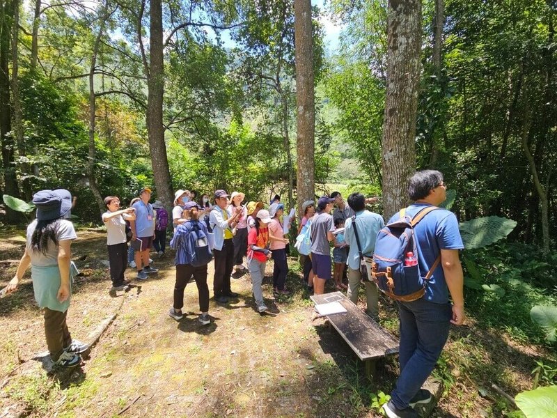玉山國家公園管理處將於7月18日、19日舉辦共2梯次的生態觀察與自然藝術課，帶領民眾透過自然繪圖與觀察，感受南部園區梅山遊客中心及植物園豐盛風景。圖為民眾探索觀察梅山植物園。（玉山國家公園管理處提供）中央社記者蕭博陽傳真　115年6月10日