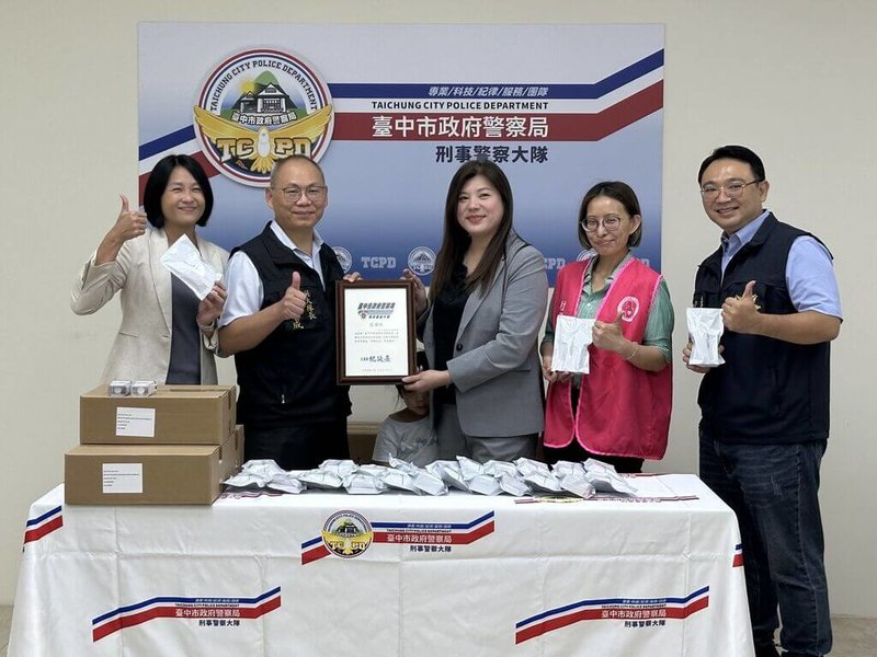 毒駕危害交通安全，民進黨台中市議員張家銨（左）牽線民間企業，10日捐贈500組「七合一毒品唾液快篩試劑」給台中市警察局刑事警察大隊，強化執法能量。（張家銨服務處提供）中央社記者郝雪卿傳真  115年6月10日