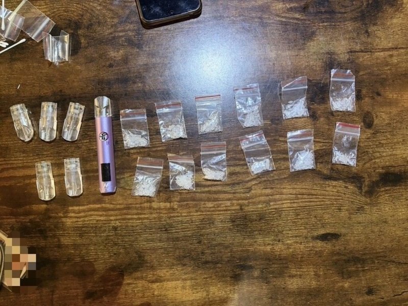 花蓮縣警察局刑事警察大隊日前接獲情資，指新城鄉大漢村某民宿以日租套房攬客為名掩護販毒行徑，檢方指揮警方破門搜索，當場查獲正在吸毒者，並搜出多種毒品，帶回4人送辦。（花蓮縣警察局提供）中央社記者張祈傳真 115年6月10日