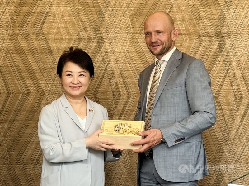 台中市長盧秀燕(左)與德國哥利茨縣長邁爾(右)互贈代表兩縣市的紀念品,包括來自台中的茶葉與鳳梨酥,以及哥利茨縣當地產的酒。中央社記者林尚縈柏林攝 115年6月10日