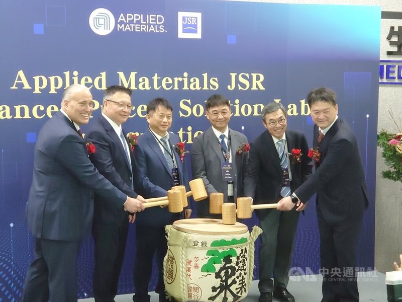 JSR社長堀哲朗（右2）、應用材料集團副總裁暨台灣區總裁余定陸（左2）與台積電研究發展副總經理章勳明（左3），出席JSR旗下台灣捷時雅電子材料與台灣應用材料合作於湖口成立的先進平坦製程解決方案聯合研究中心落成啟用典禮。中央社記者張建中攝　115年6月10日