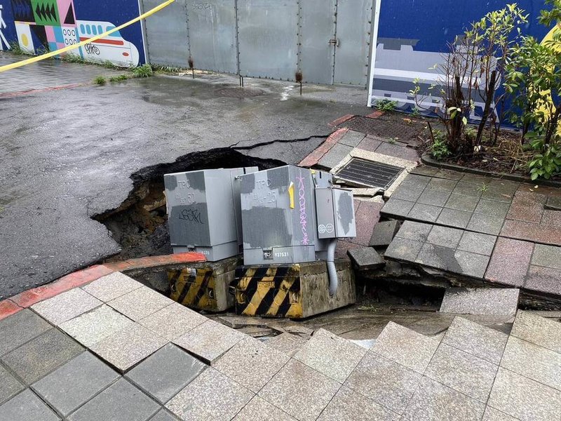 台北市警消10日上午獲報，位於大同區台北市立聯合醫院中興院區對面的人行道發生塌陷，進而造成變電箱位移倒塌。（翻攝照片）中央社記者黃麗芸傳真　115年6月10日