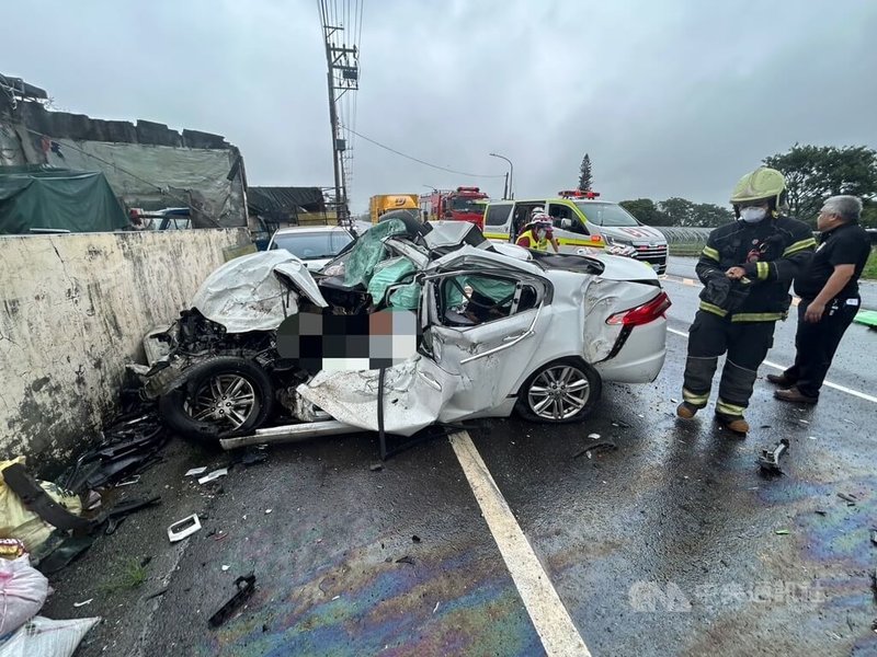 桃園市新屋區中山西路二段10日中午發生車禍，現場為自小客車與聯結車發生擦撞，自小客車內有多人受困，消防人員到達現場使用破壞器材協助脫困。（翻攝照片）中央社記者葉臻傳真　115年6月10日