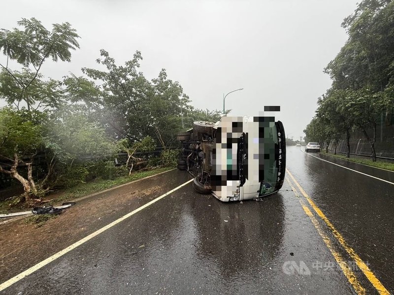 新北市陽金公路（台2甲線）4.5公里處發生公車側翻意外，司機及乘客共2人受傷送醫治療。（翻攝照片）中央社記者王鴻國傳真 115年6月10日