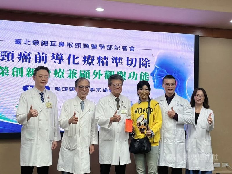 蕭小姐（右3）2年前發現罹患舌癌，雖接受手術但又復發，讓她一度陷入沮喪，所幸在北榮團隊「前導化療、精準切除」治療模式下，仍保住言語與飲食功能，外觀不受影響，有望陪伴孩子長大。中央社記者沈佩瑤攝　115年6月10日