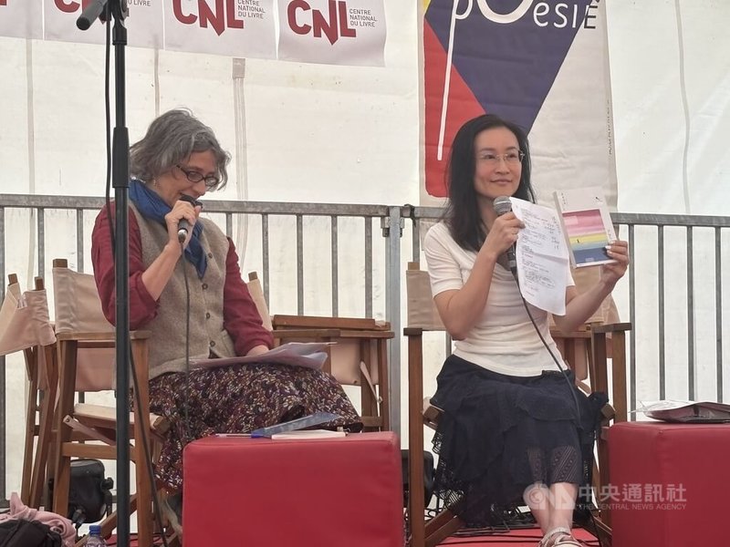 台灣詩人林婉瑜（右）詩集「模糊式告白」法文譯本出版，她藉此首訪法國，並出席巴黎詩歌市集朗讀詩作，與譯者對談。中央社記者曾依璇巴黎攝　115年6月10日