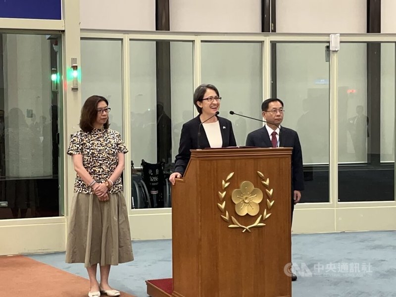 副總統蕭美琴（中）結束「帛榮專案」出訪行程，10日晚間順利返抵國門，在機場發表談話指外交任務圓滿完成，感謝帛琉政府及人民給的溫暖與支持。中央社記者葉臻攝　115年6月10日
