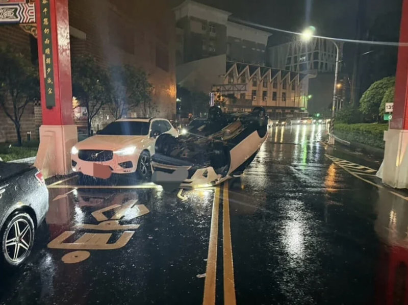 彰化地區雨勢不斷，1輛休旅車9日晚疑似因大雨視線不清，撞上彰化八卦山牌樓，車輛4輪朝天。（民眾提供）中央社記者吳哲豪傳真 115年6月10日