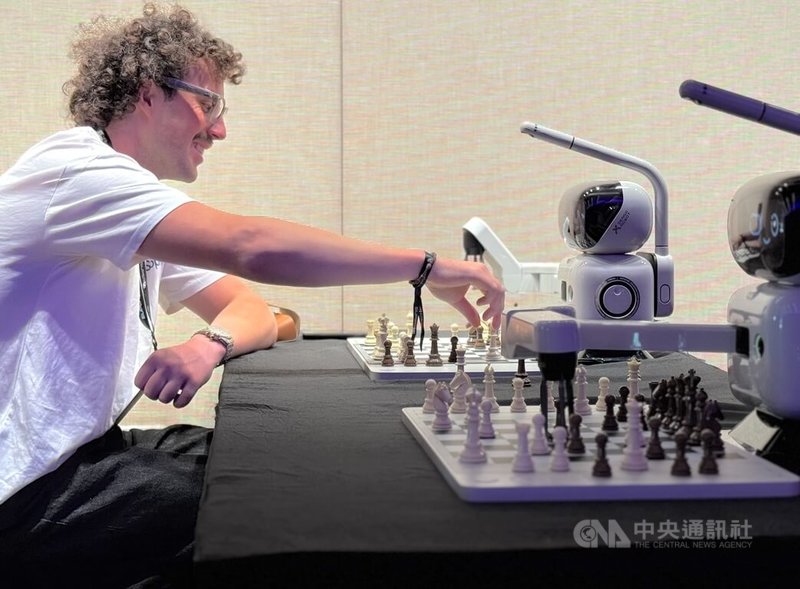 亞洲大型人工智慧論壇SuperAI 10日在新加坡登場，現場的西洋棋機器人與參展人士對弈成為焦點之一。中央社記者吳昇鴻新加坡攝　115年6月10日